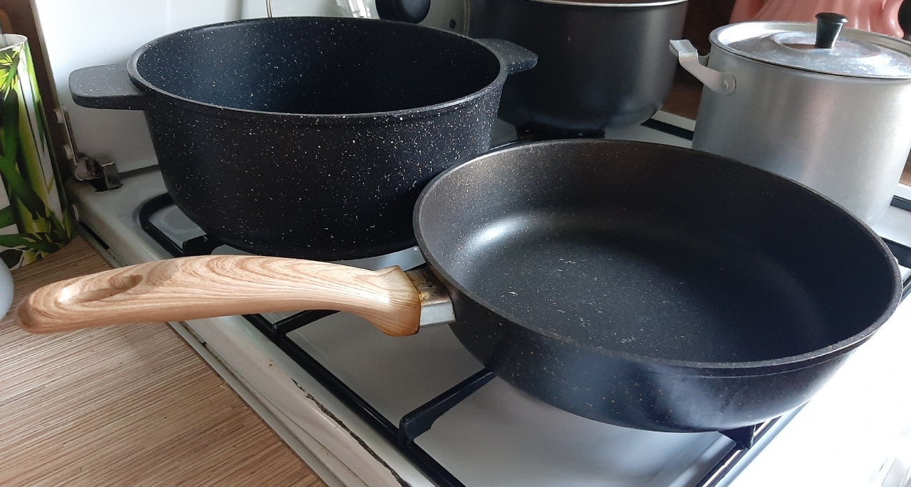 Не для того, чтобы вешать: вот зачем на самом деле нужна дырка в ручке сковороды