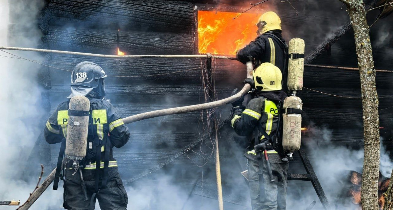 Эвакуировались через окно сквозь ревущее пламя: два человека спаслись из пожара в Савино