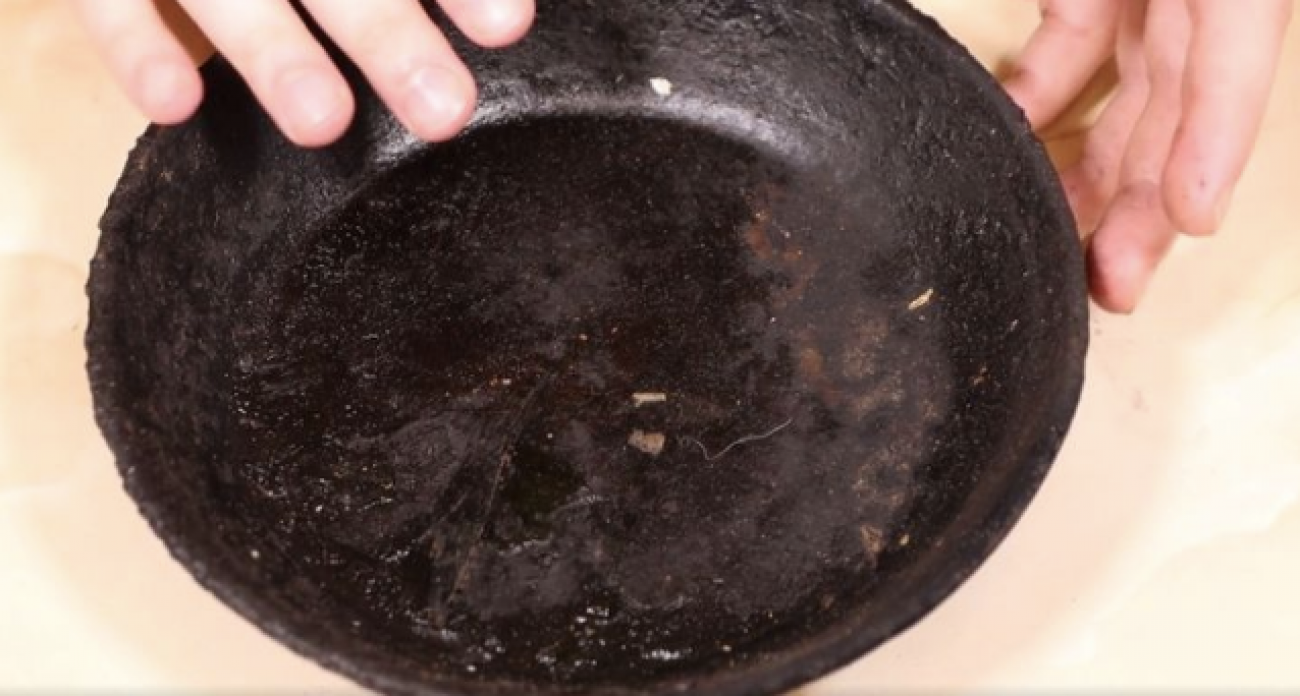 Вековой нагар сходит на глазах: этот простой раствор даст вторую жизнь советской сковороде