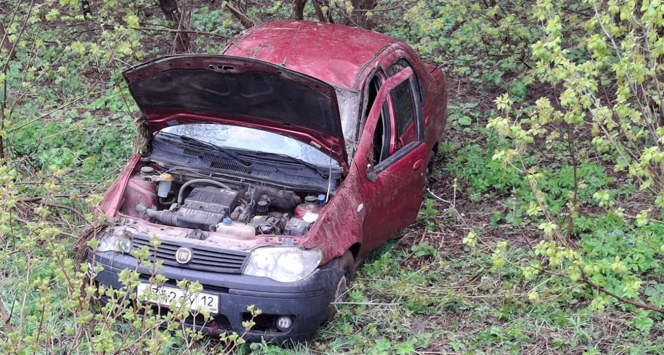 Молодой водитель рискнул на обгоне и вылетел с дороги: один пострадавший
