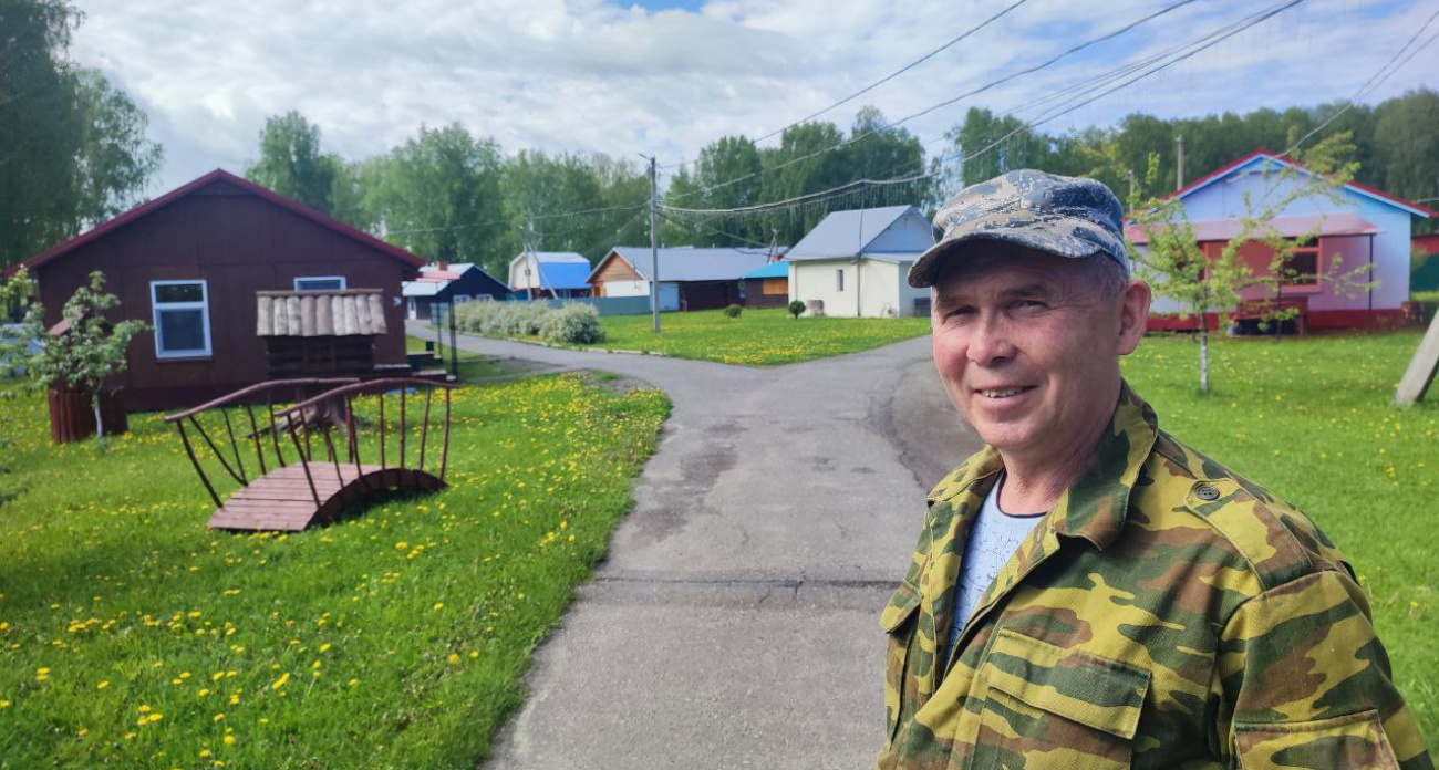 Житель Оршанского района на месте разрушенного колхоза построил экокомплекс: “Живой медведь, пруд и футбольное поле”