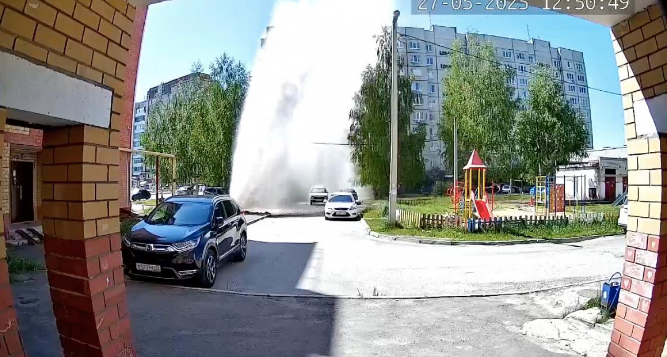 Стала известна причина забившего во йошкар-олинском дворе фонтана: "Все исправно"