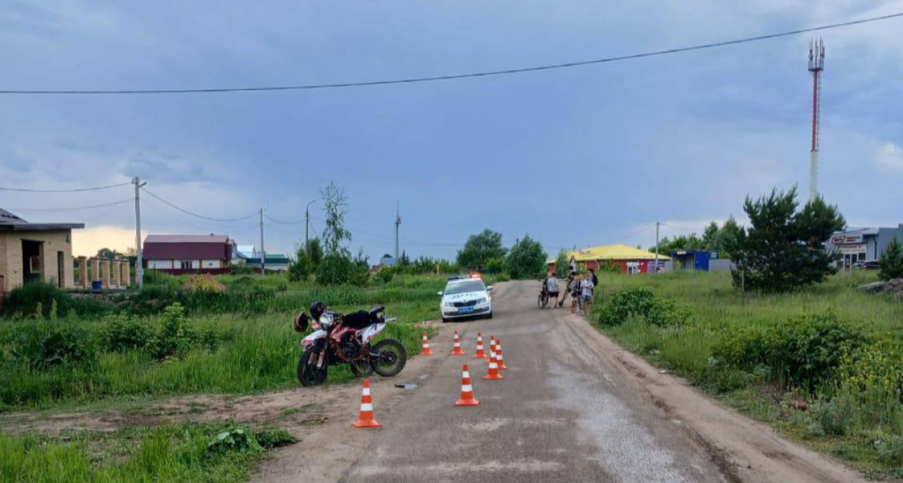 Два подростка столкнулись на питбайках: четверо в больнице, включая пешехода