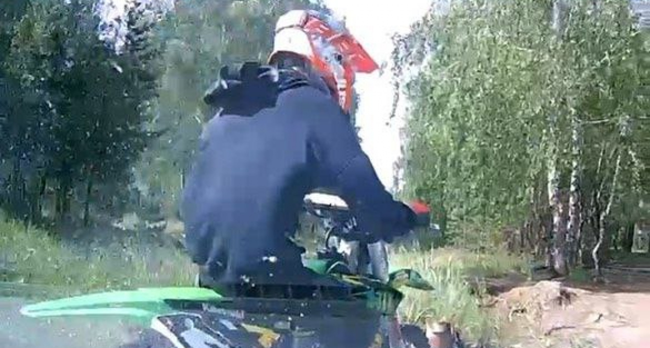 Байкер уходил от погони в Волжске и сбил женщину