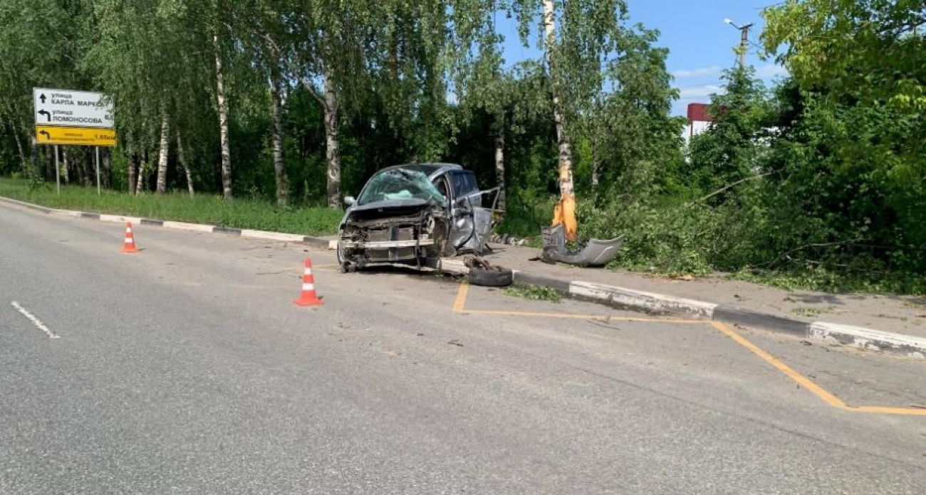 Йошкаролинец не уступил дорогу девушке на иномарке: она снесла ограждение и дерево