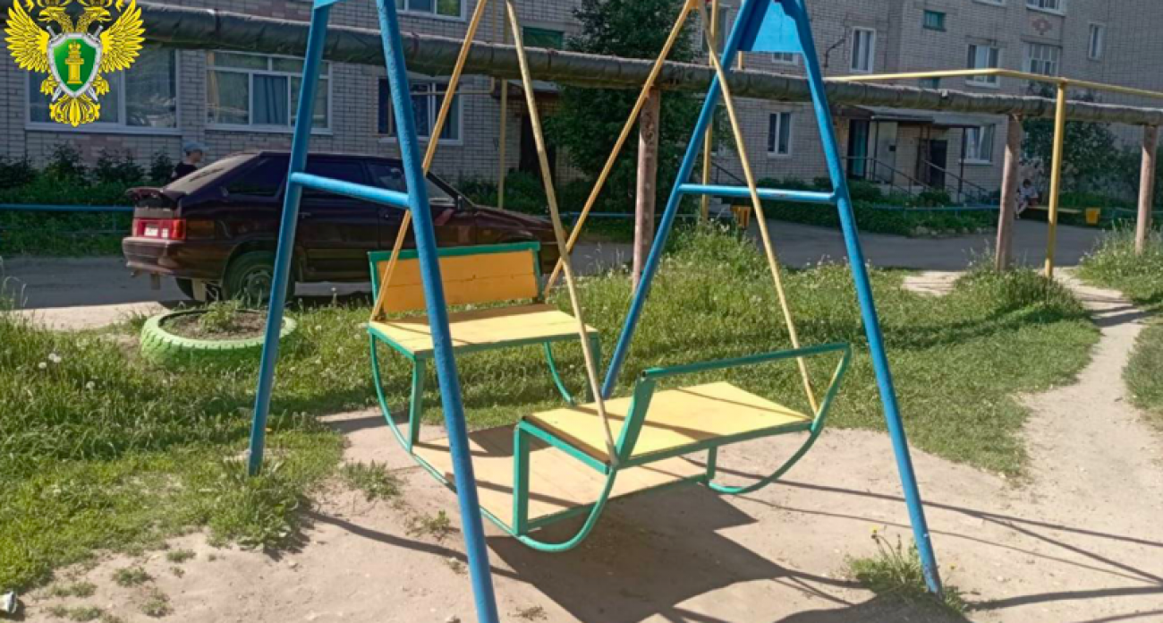 В Новом Торъяле дети играли на двух опасных площадках