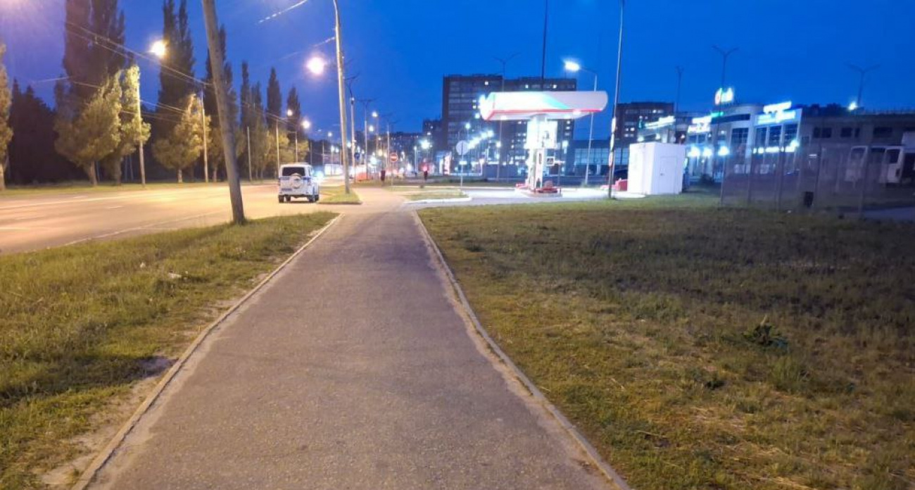 Самокатчик на скорости снес женщину на тротуаре в Йошкар-Оле и сбежал