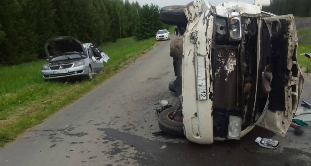 Водитель иномарки в Куженерском районе нарушил дистанцию и столкнулся с автомобилем Мицубиси 