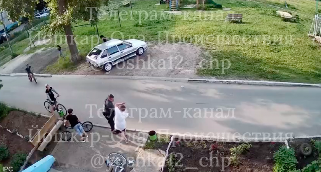 Мужчина накинулся на подростка в Медведево: СК начал проверку