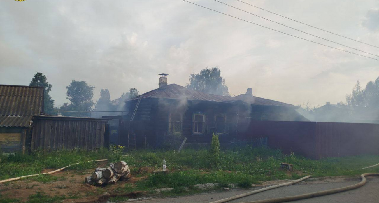 Дом с  двумя детьми внутри загорелся в Сернурском районе