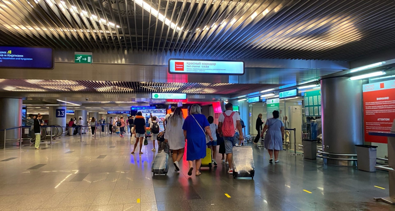 Развернут прямо в аэропорту и не выпустят из страны: россиян начали задерживать за простые сувениры