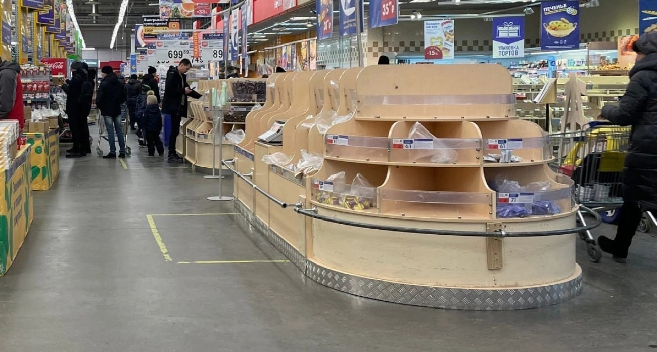 Бывшие работники Магнита и Пятерочки объяснили, почему конфеты на развес лучше обходить стороной