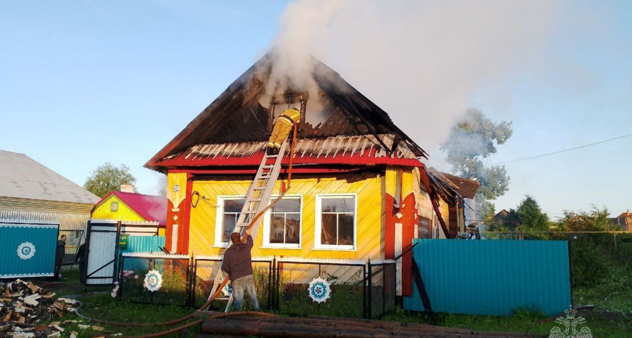 Мощный пожар сжег дом в Параньге: семья осталась без жилья