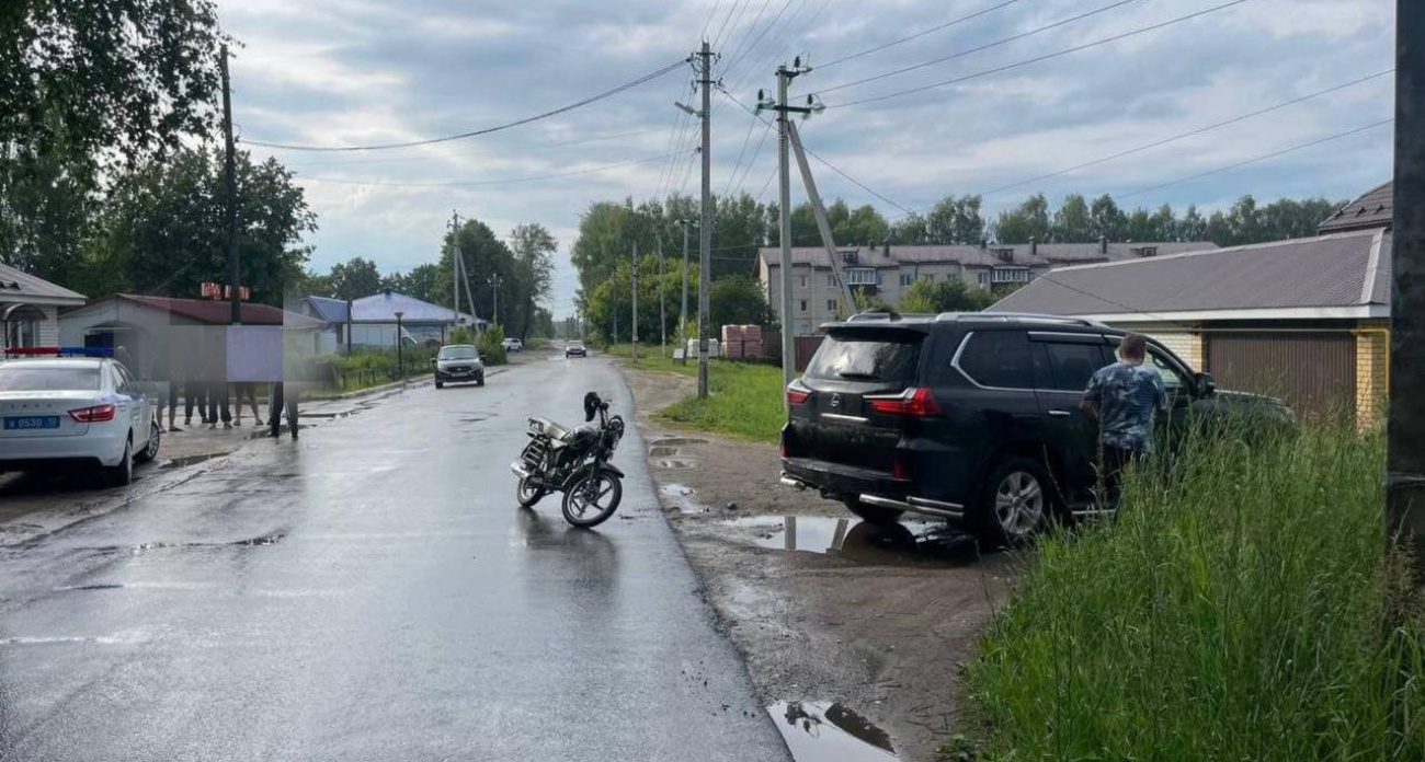 Байкера увезли в больницу с места жесткой аварии в Волжском районе