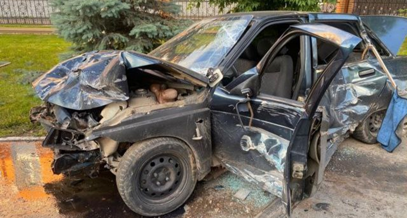 Йошкаролинец разогнался и уничтожил свою машину всмятку