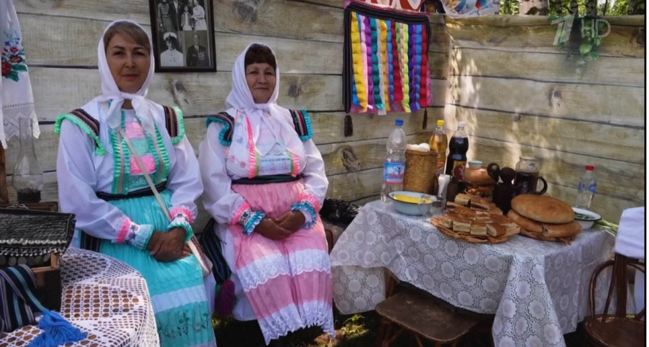 На Первом канале показали "Непутевые заметки" из Марий Эл: роща с баней посреди озера и хор из 500 человек