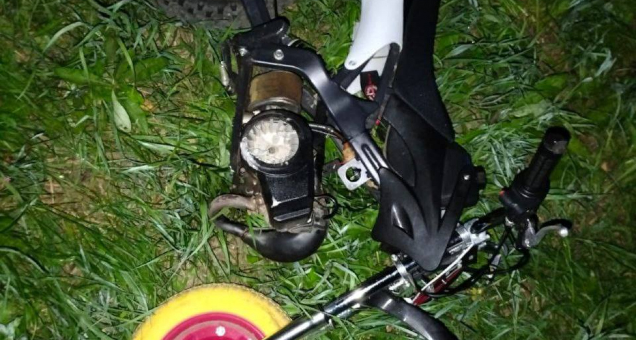 Ребенок на питбайке столкнулся с мопедом среди ночи в Параньге