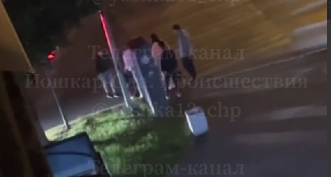 У клуба в Йошкар-Оле избили мужчину: "Лицо в крови и 3 раза битой ударили"