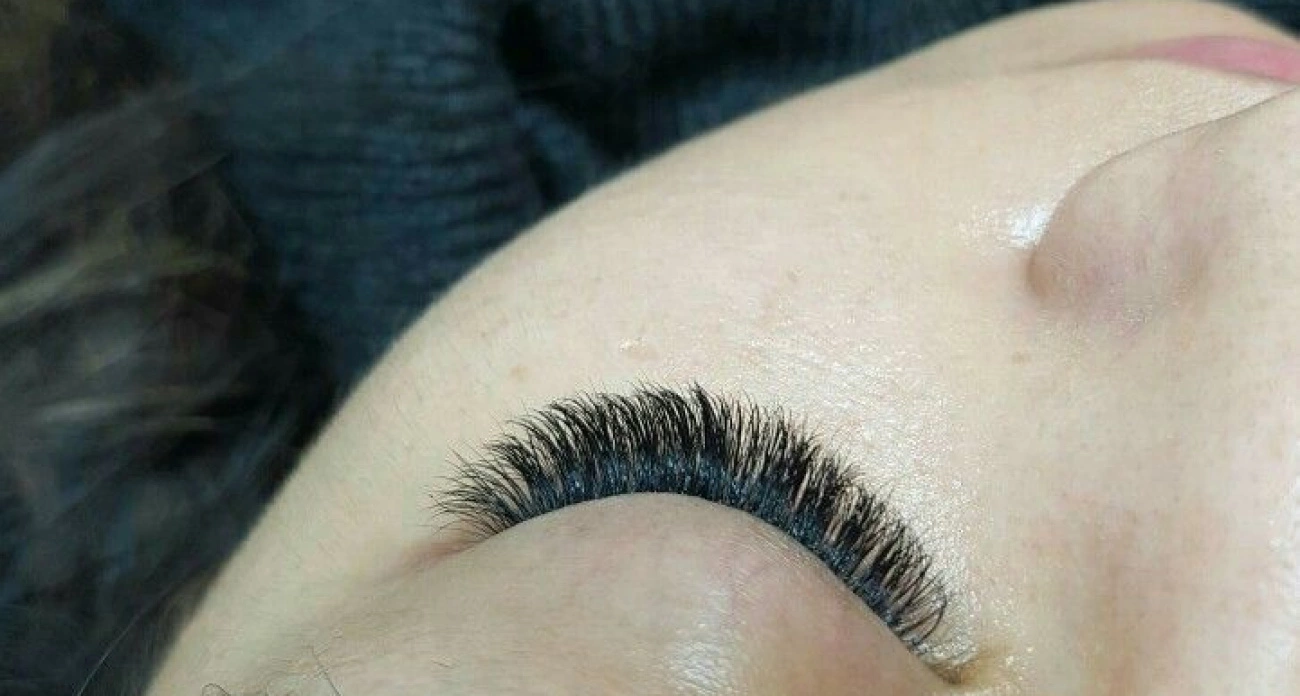 От деревенского шика уже не спастись: только колхозницы наращивают такие ресницы