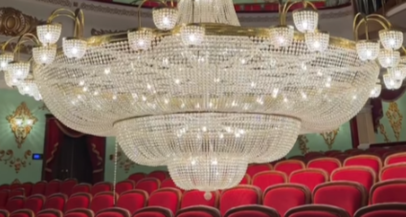 Легендарную пятитонную люстру спустили с потолка для ремонта в Марийском театре оперы и балета