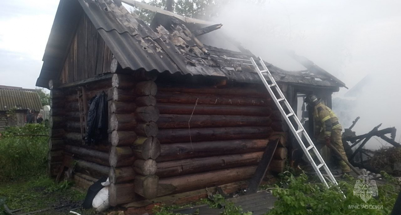 Крупный пожар разбудил жительницу Медведевского района среди ночи: не обошлось без жертв