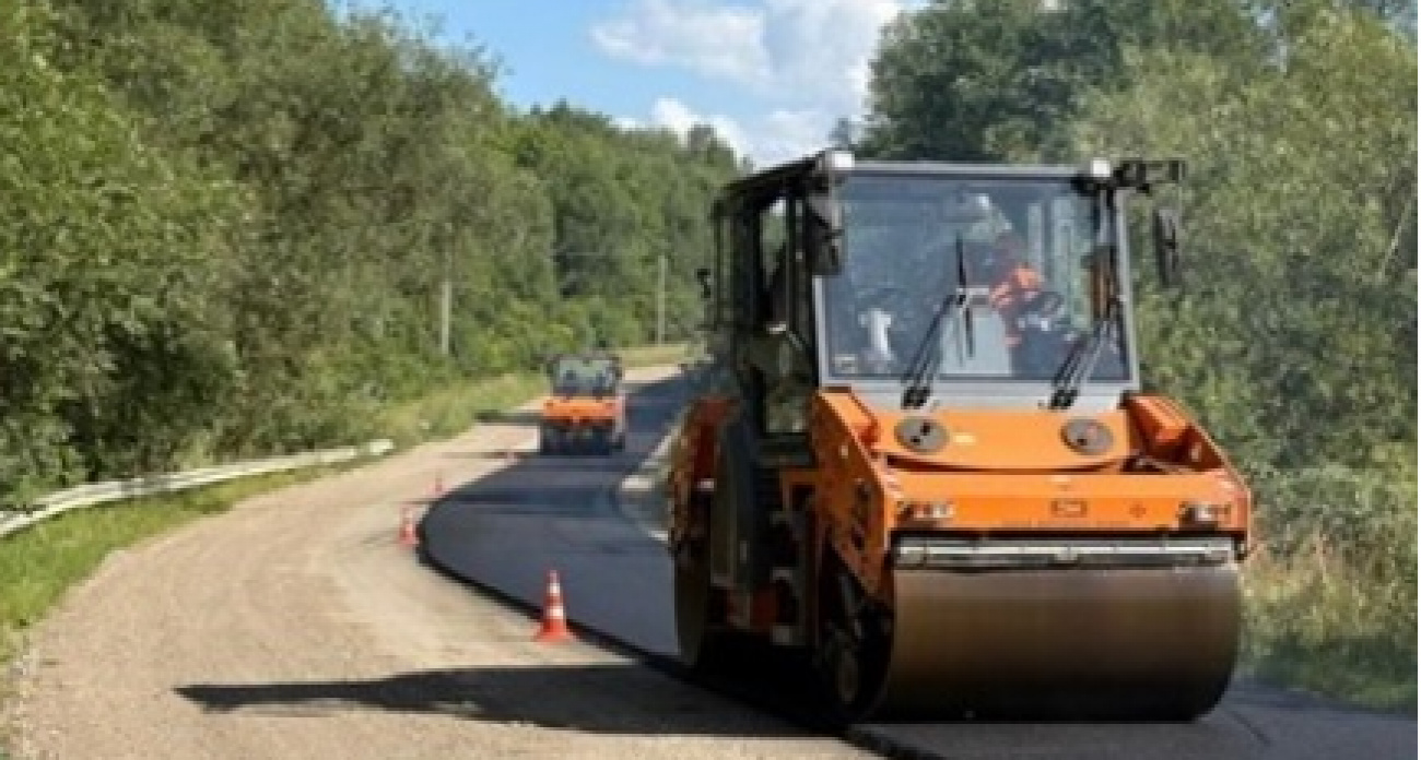 Новый асфальт раскатывают на важной загородной трассе в Марий Эл
