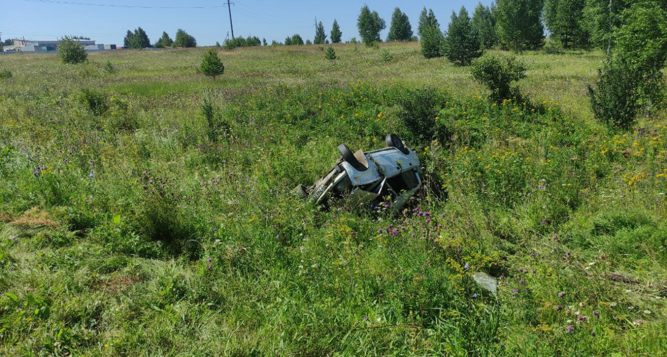 Автомобиль вылетел с дороги и перевернулся в Сернурском районе: два человека в больнице
