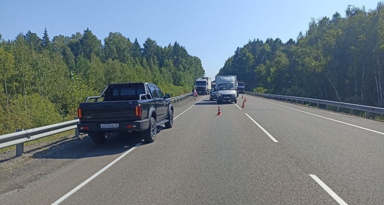 Три тяжеловеса не поделили трассу в Волжском районе: пострадали дети ехавшей мимо легковушки