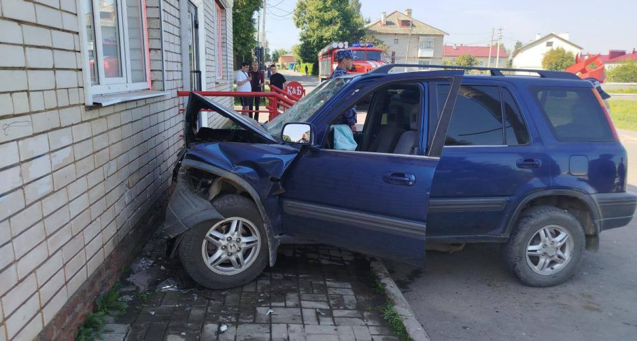 Водителю стало плохо, и он протаранил кирпичное здание в Сернуре