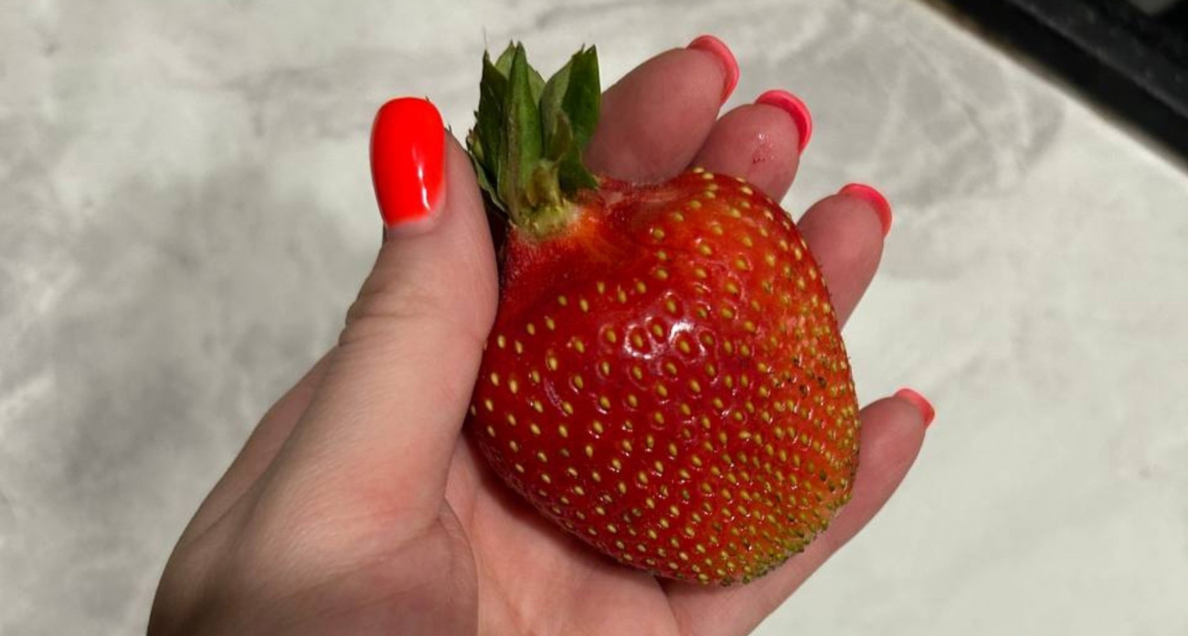 Собираю клубнику с кулак каждый год, благодаря одному лайфхаку: делаю это каждый август