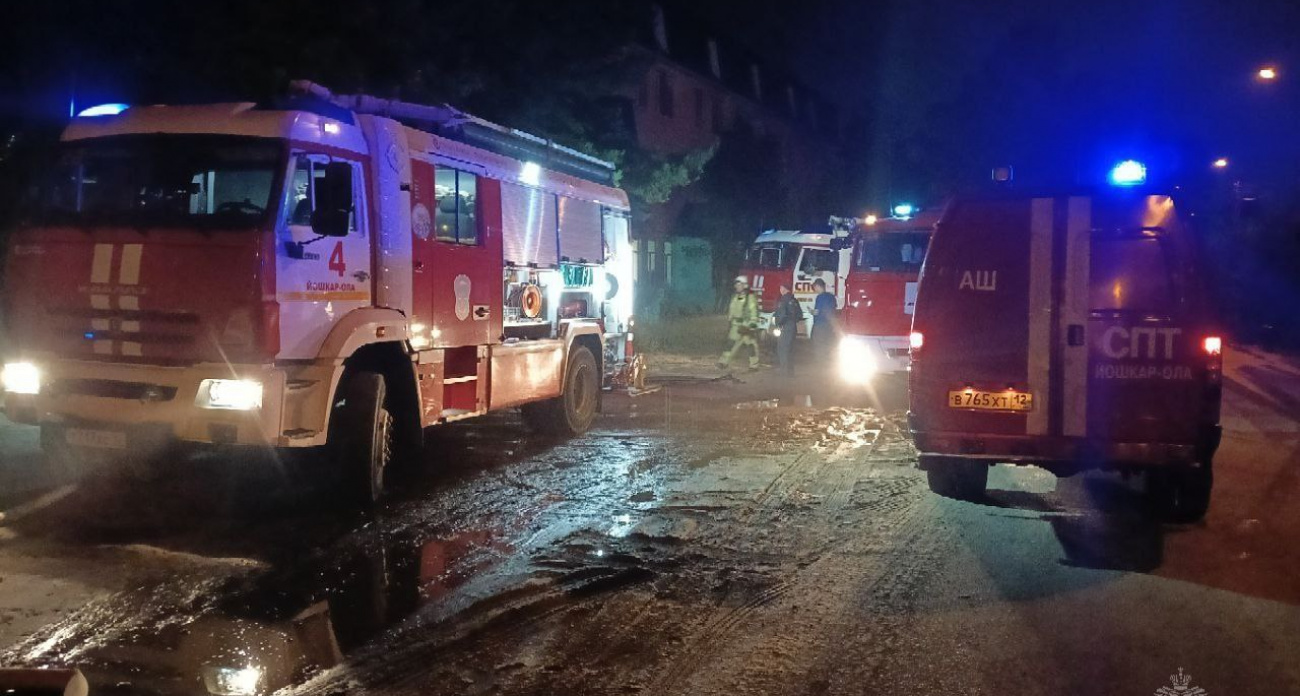 Ангар полыхал в полночь в Йошкар-Оле