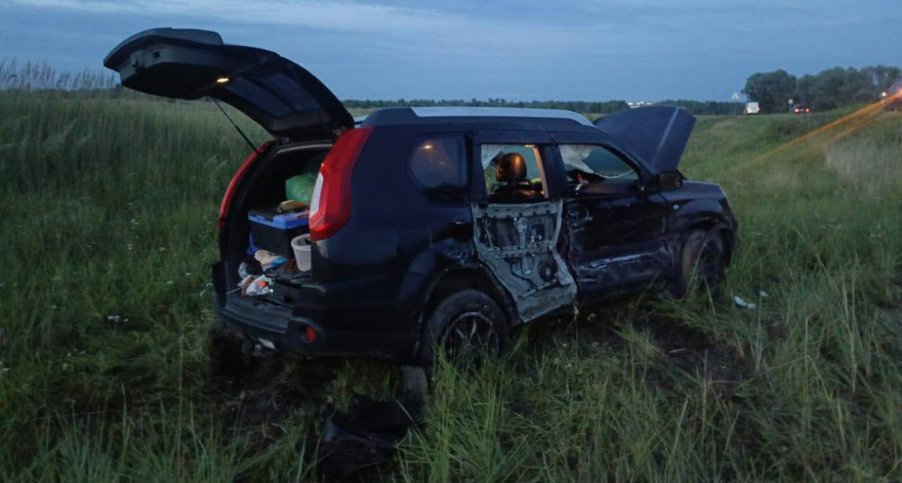 Nissan X-Trail с ребенком внутри перевернулся у деревни Мазикино