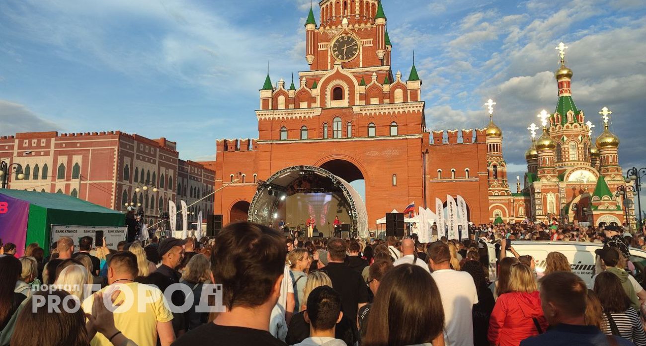 Группа "Братья Грим" выступила перед йошкаролинцами на День города: подпевали всей площадью