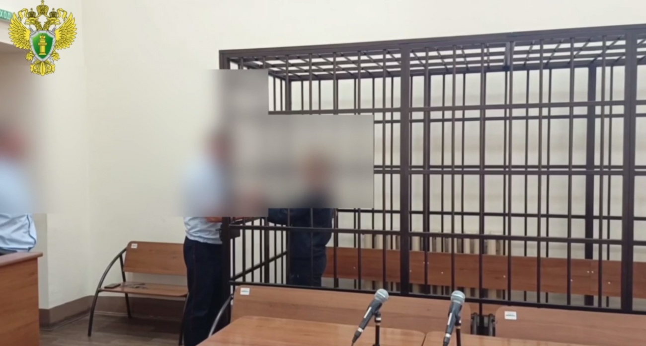 Опасная кусачая женщина с ножницами напала на полицейского в больнице Волжска