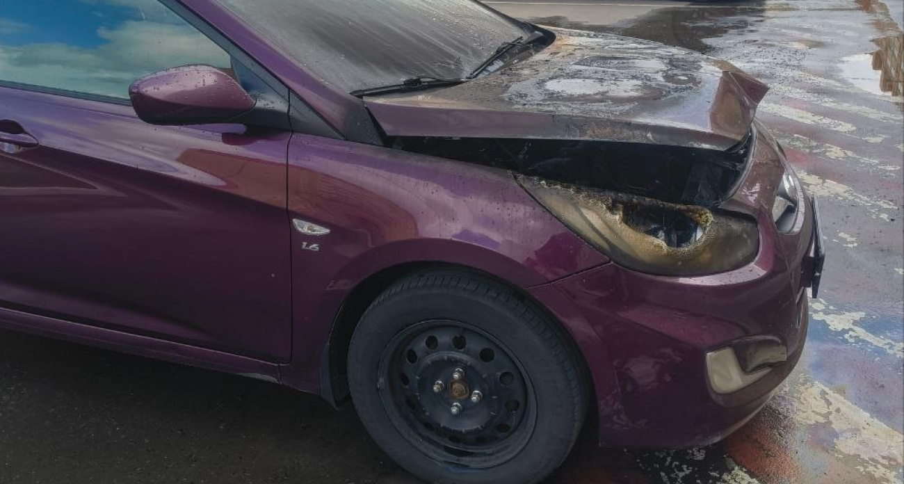 Полыхающий Hyundai Solaris спасали сегодня утром во одном из дворов на улице Йошкар-Олы