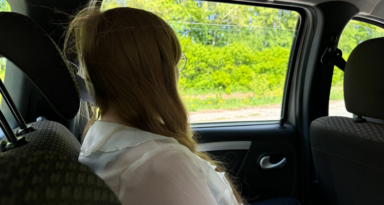 Может стоить жизни: врачи запрещают водителям и пассажирам надевать эту вещь в машину