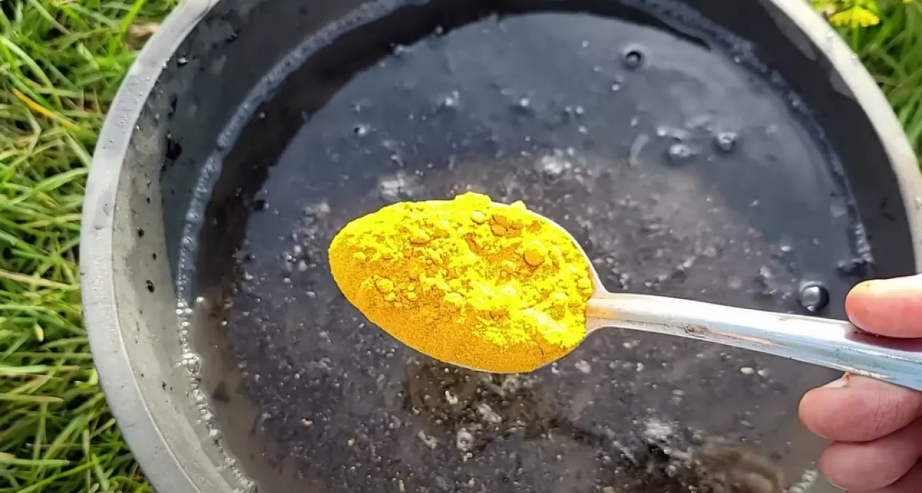 Всего ложка на ведро воды — и земля станет плодородной на годы: лайфхак для большого урожая