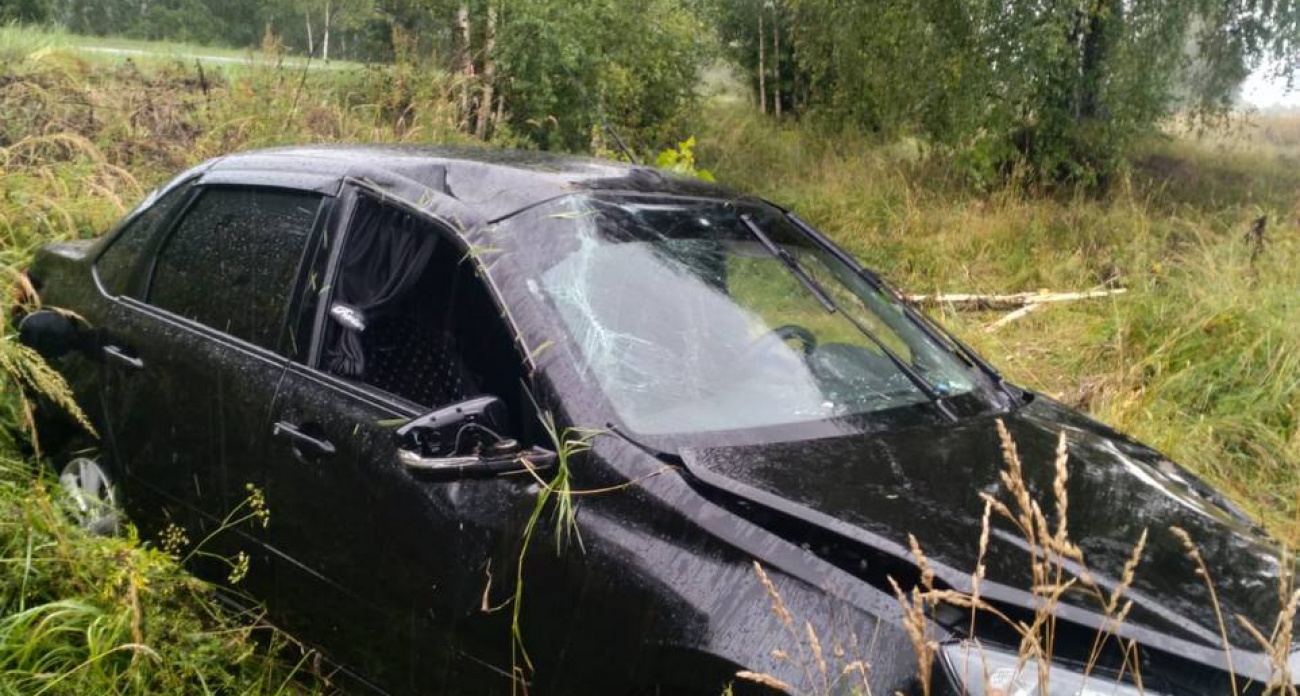 Водитель перевернул автомобиль с мокрой трассы в кювет: есть пострадавшая