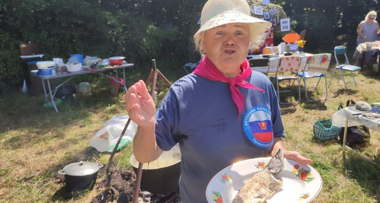 77-летняя учительница из Оршанки ловит по 18 штук карпов и учит внуков рыбалке: рецепт фирменной ухи прямо на берегу