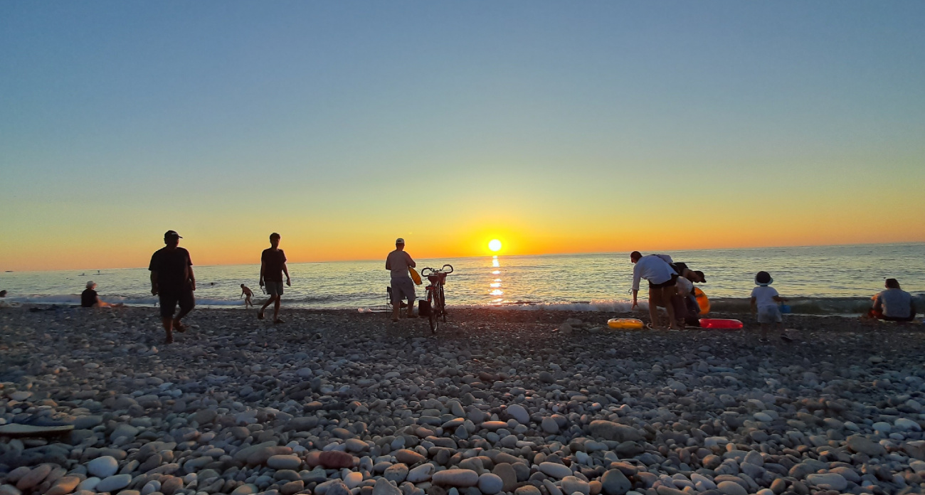 "Дешевле Сочи в два раза": лучший курорт на Черном море для отдыха в бархатный сезон