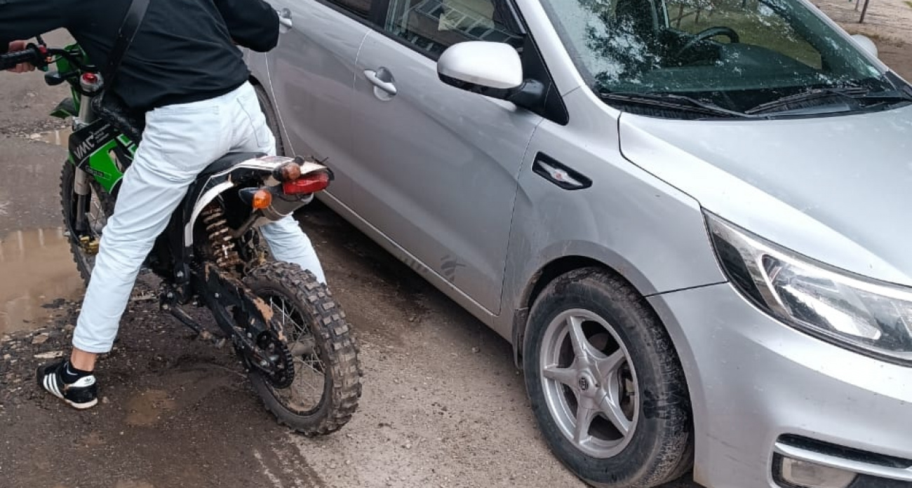 Восьмиклассник на питбайке попортил машину и сбежал в Йошкар-Оле