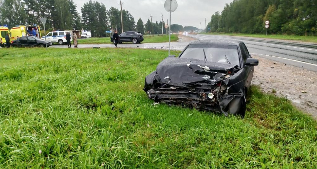 Парень выехал на встречку в Медведевском районе и ранил сразу троих человек