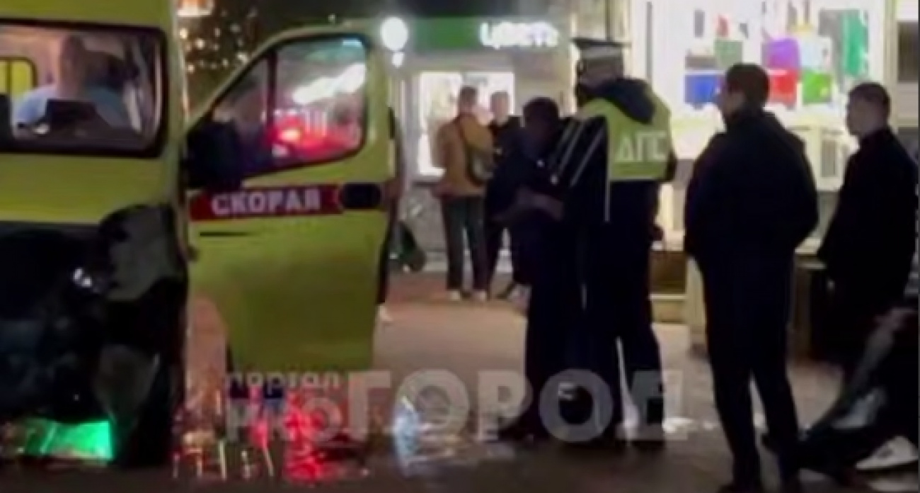 Скорая и иномарка столкнулись на перекрестке в Йошкар-Оле: четверо в больнице