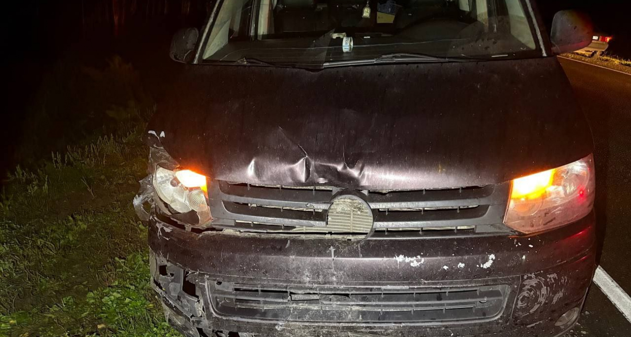 Микроавтобус сбил мопед с двумя подростками на трассе в Килемарском районе: видео