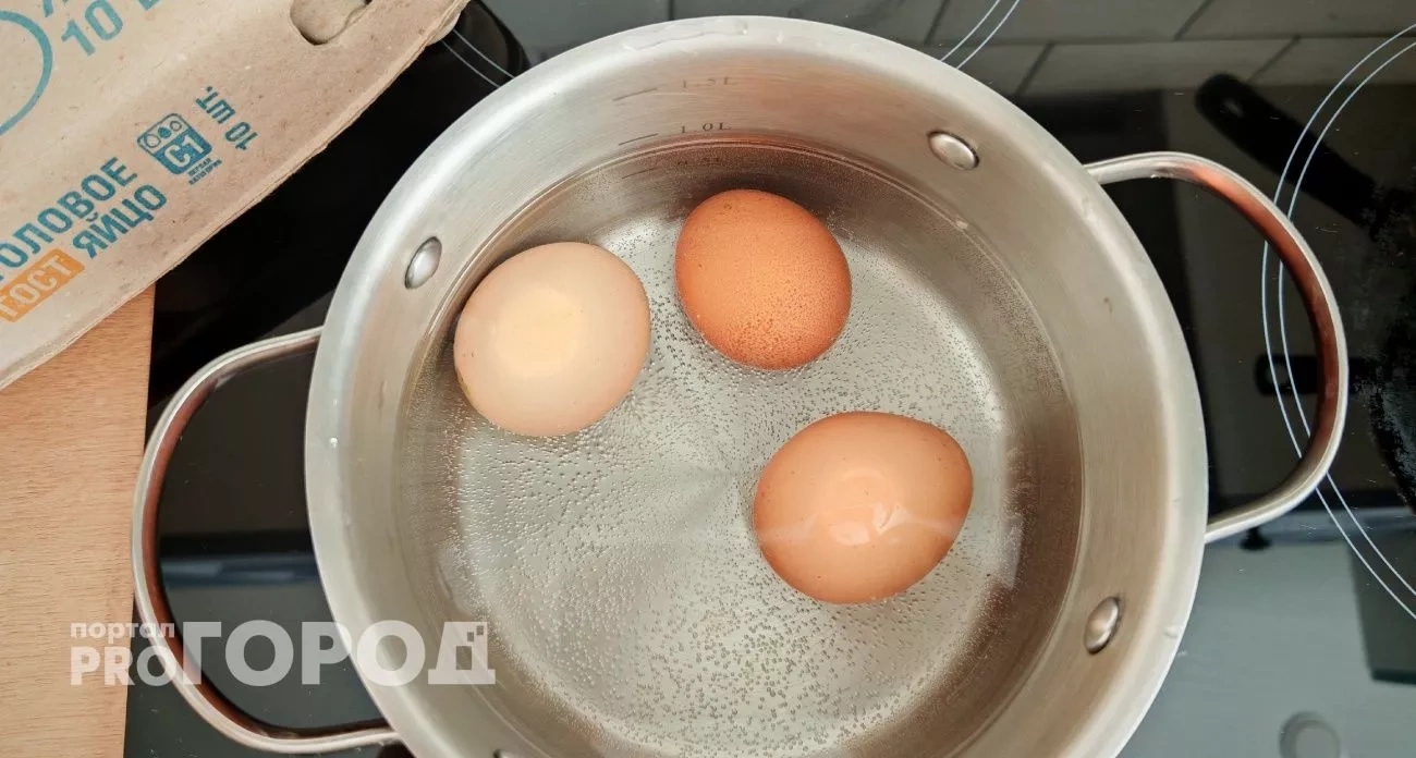 Варите яйца всю жизнь неправильно: что происходит с продуктом в ледяной воде