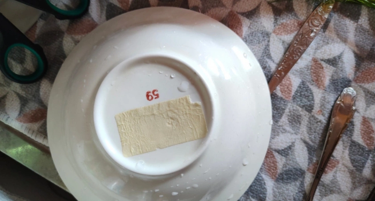 Чем удалить липкую наклейку с поверхности