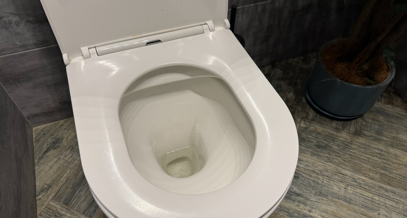 Как без затрат и усилий почистить унитаз