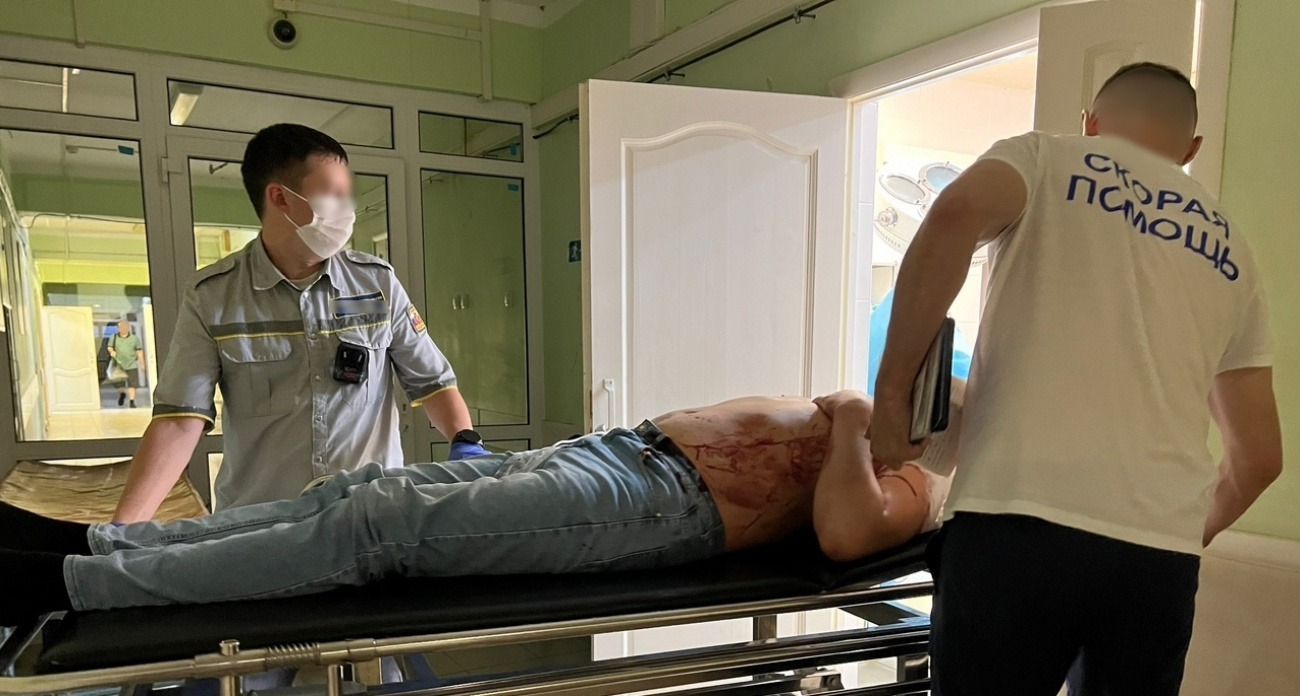 Окровавленный мужчина с раной в груди пришел в больницу Медведевского района