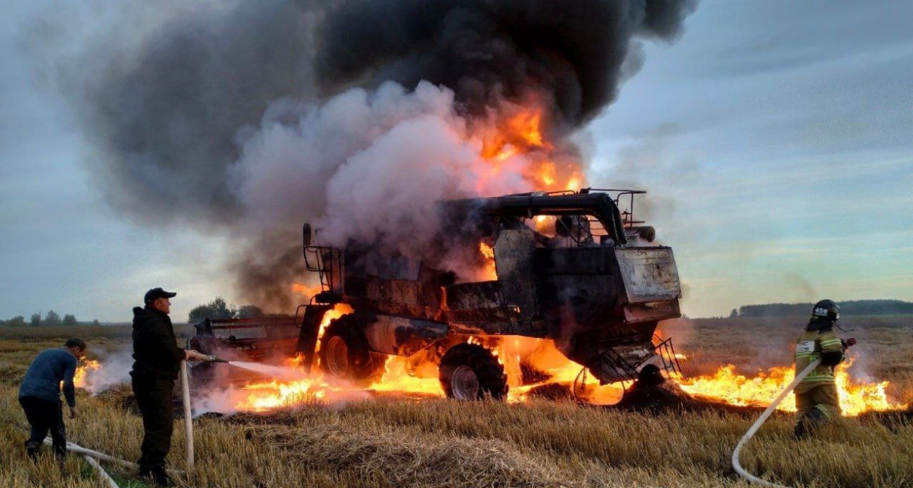 Комбайн полыхнул во время уборки урожая в Новоторъяльском районе