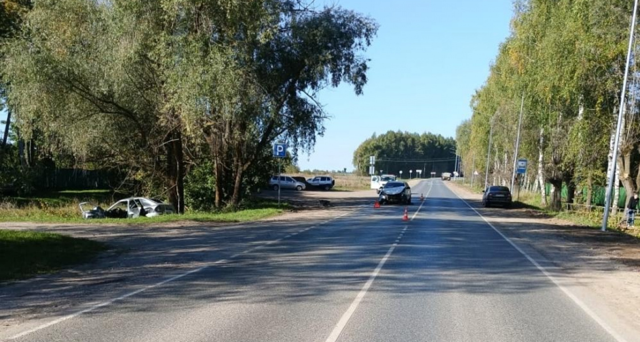 Две "Лады" столкнулись в Виловатово: водитель в больнице
